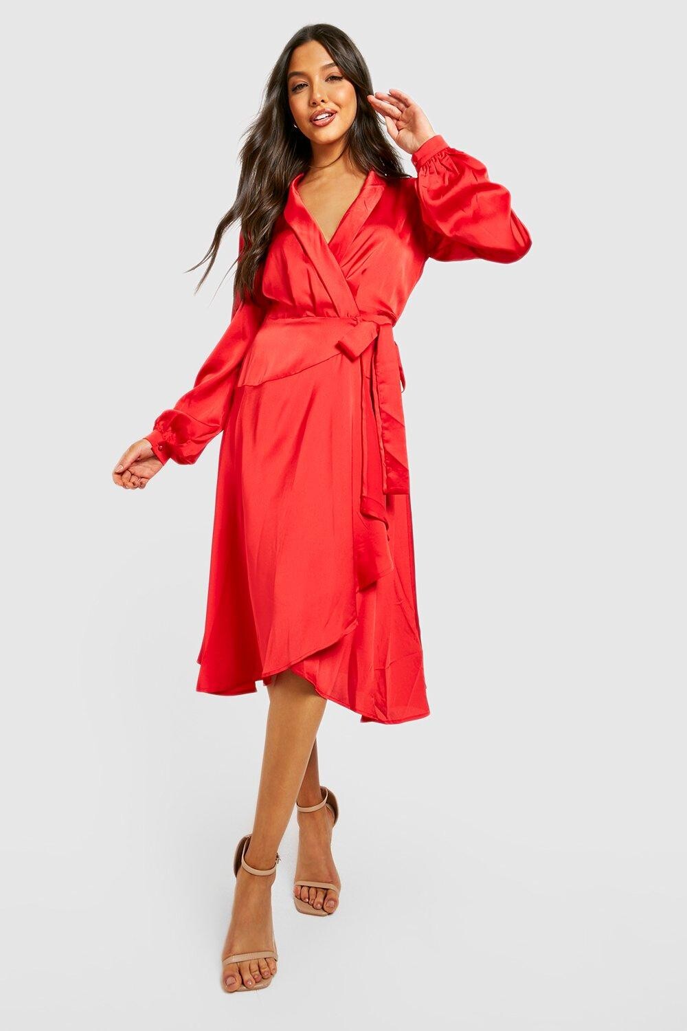 

Платье миди с атласным запахом Boohoo, красный