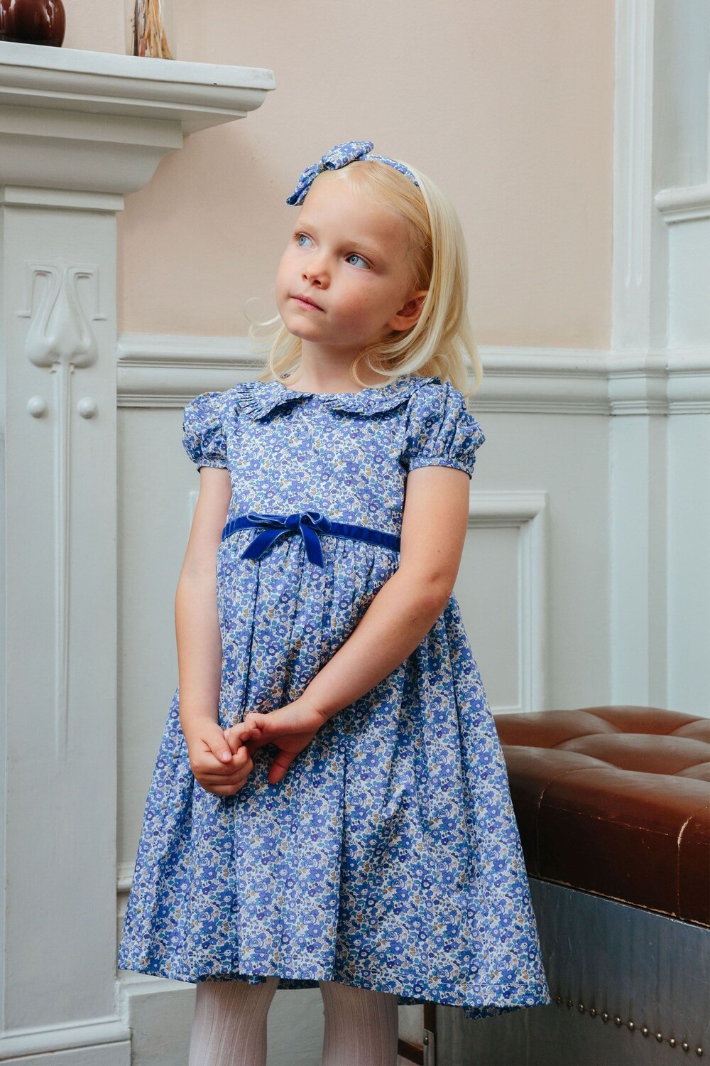 

Синее хлопковое платье с узором и бантом Liberty Betsy Ann Trotters London, синий