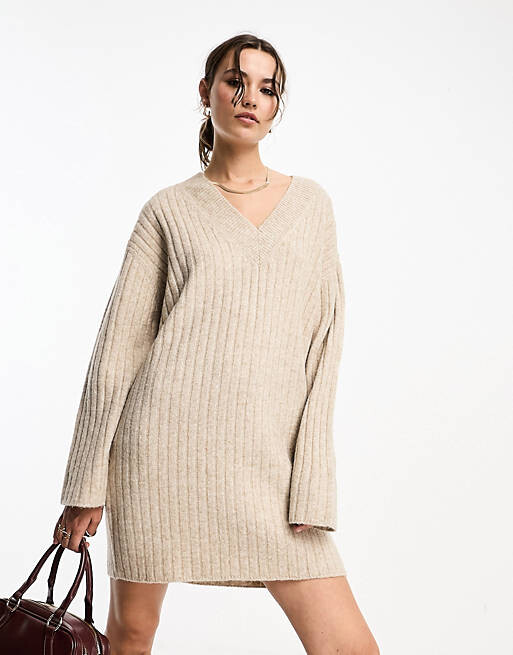 

Овсяное трикотажное платье-джемпер с v-образным вырезом ASOS DESIGN