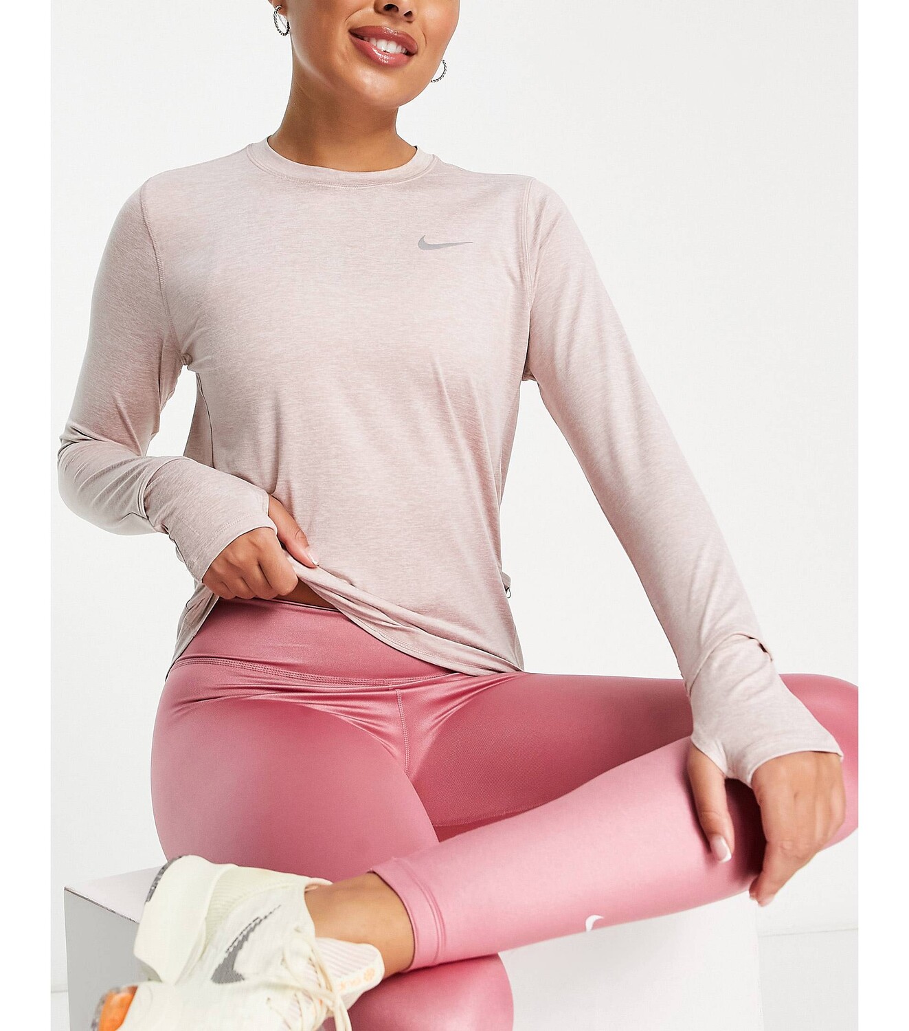 

Светло-розовая футболка с круглым вырезом Nike Running Element Dri-FIT, Розовый