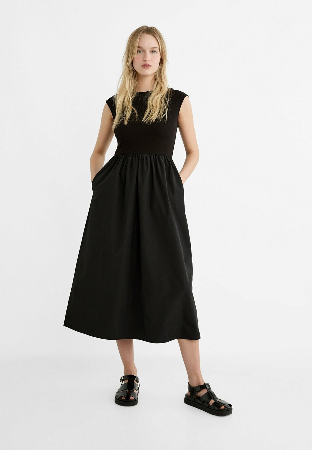 

Летнее платье Stradivarius, черное