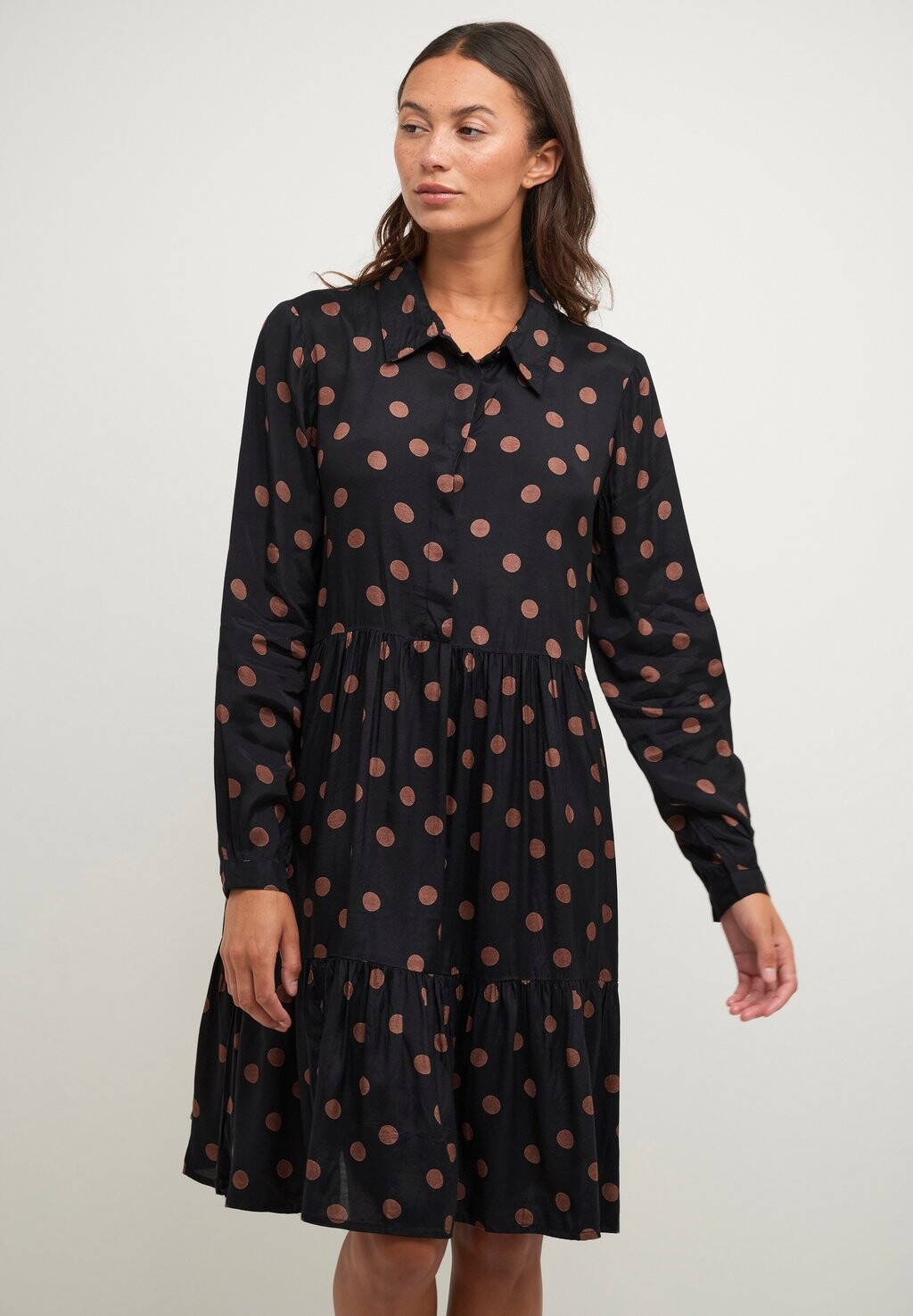 

Классическая рубашка Kaffe КАБЕНИТТЕ, цвет black with dot