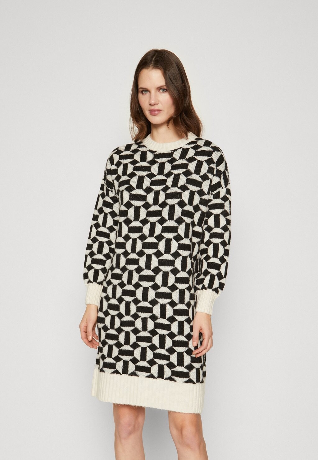 

Платье Punto ONLY Tall ON GEOMETRIC DRESS, цвет cloud dancer/black