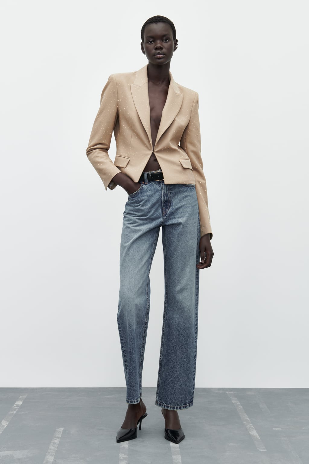 

Укороченный пиджак со стразами ZARA, кэмел