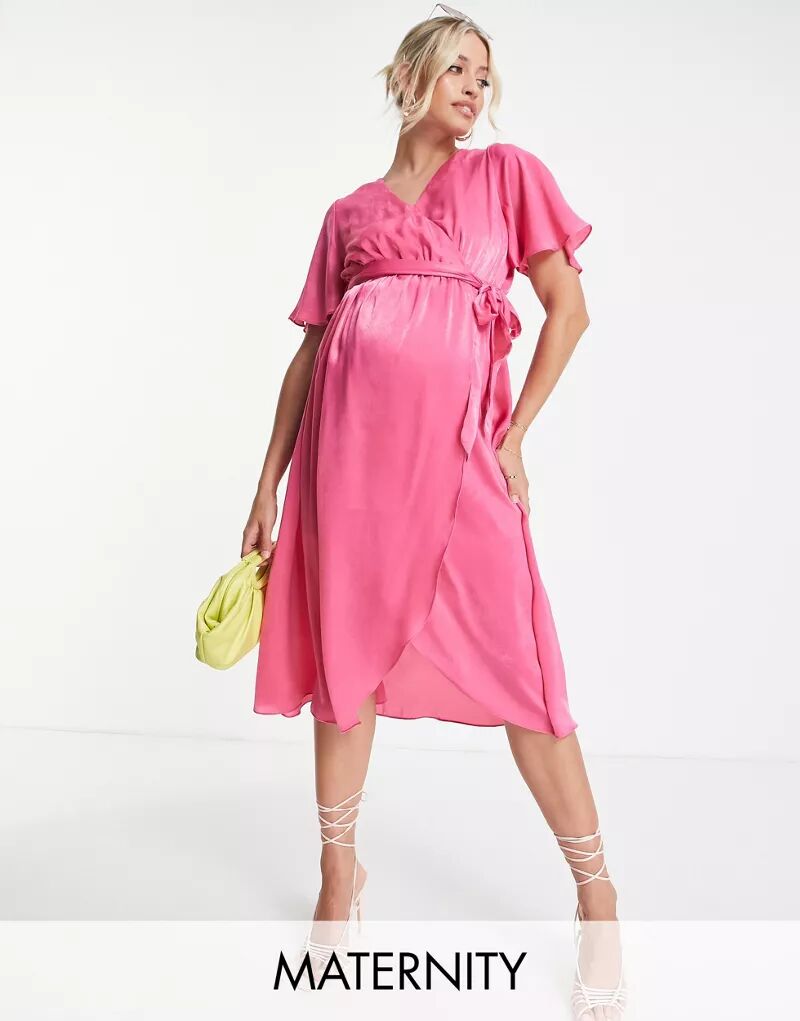 цена Ярко-розовое атласное платье миди с запахом и струящимися рукавами River Island