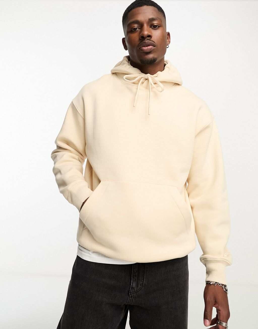 

Худи цвета экрю Pull&Bear