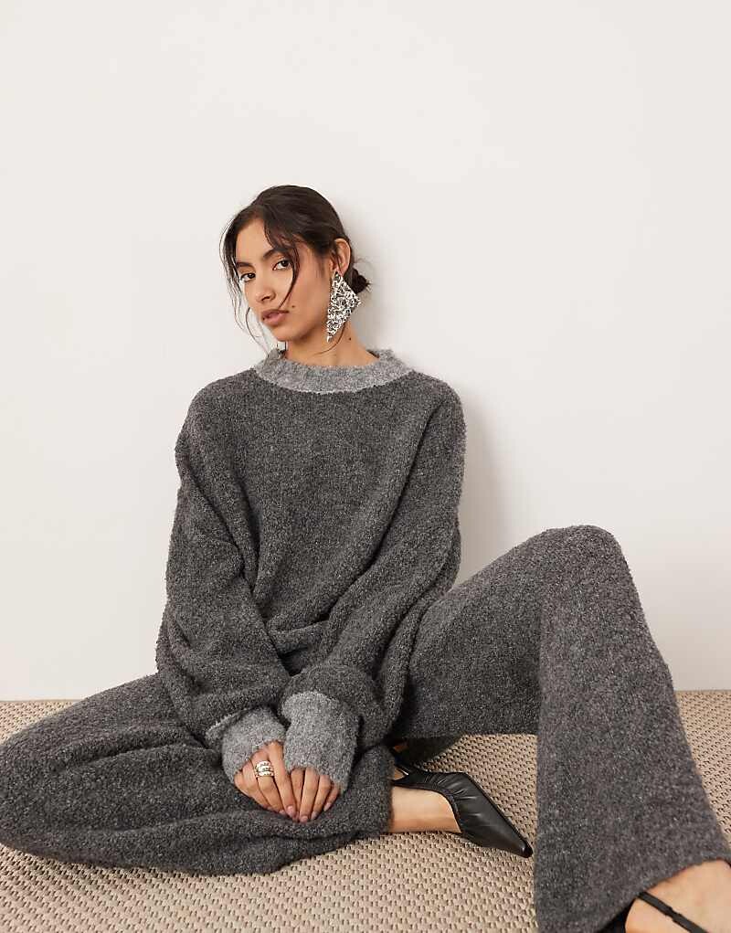 

ASOS Edition — Темно-серый свитер объемной вязки букле с контрастным вырезом