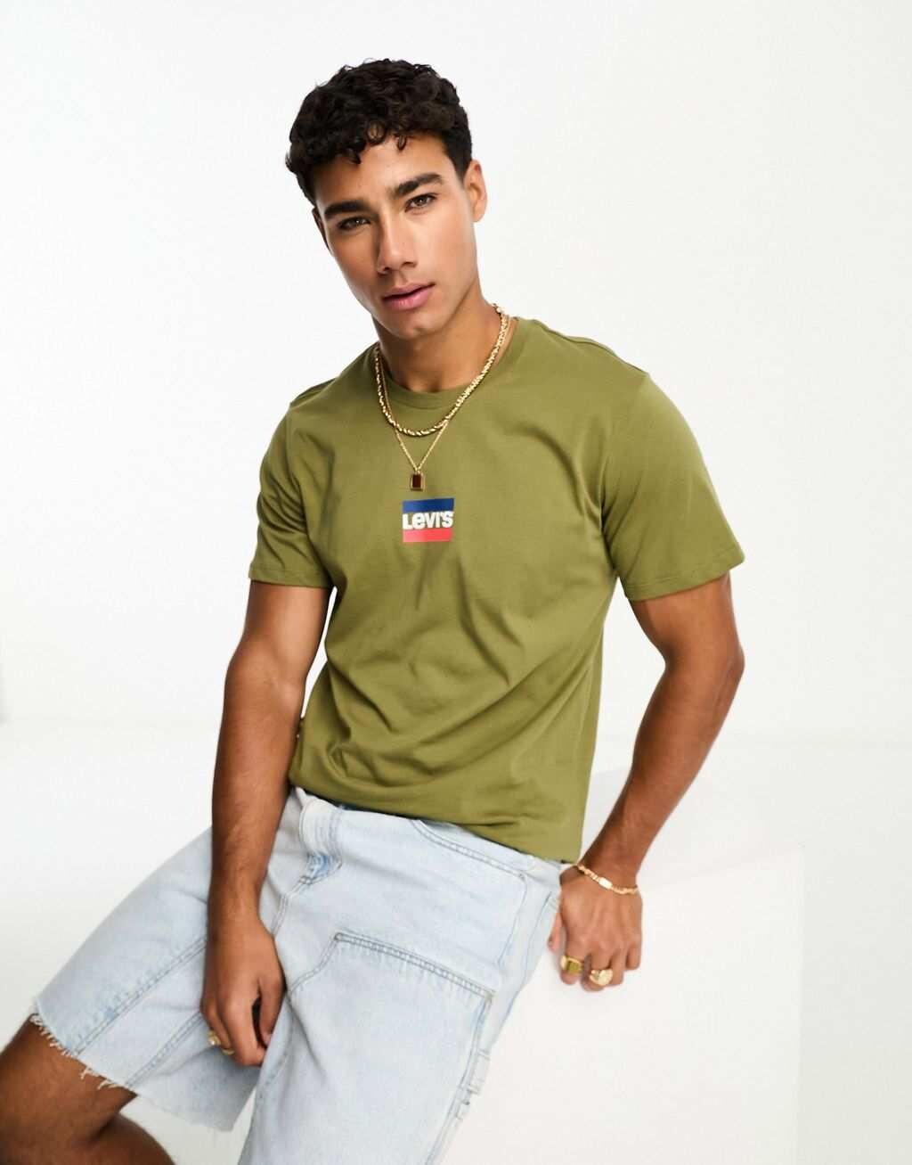 

Оливково-зеленая футболка Levi's с центральным спортивным логотипом, Зеленый
