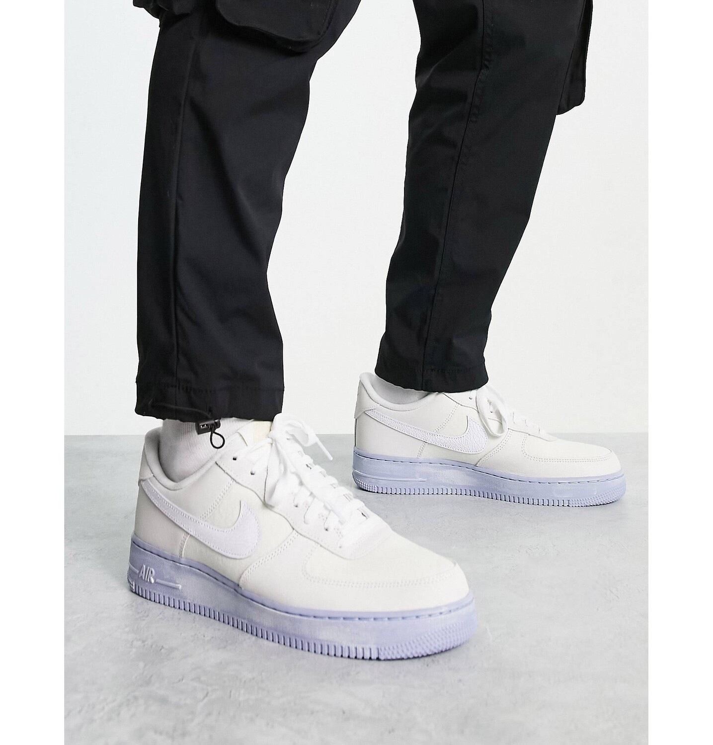 

Белые кроссовки Nike Air Force 1 '07 с серой подошвой