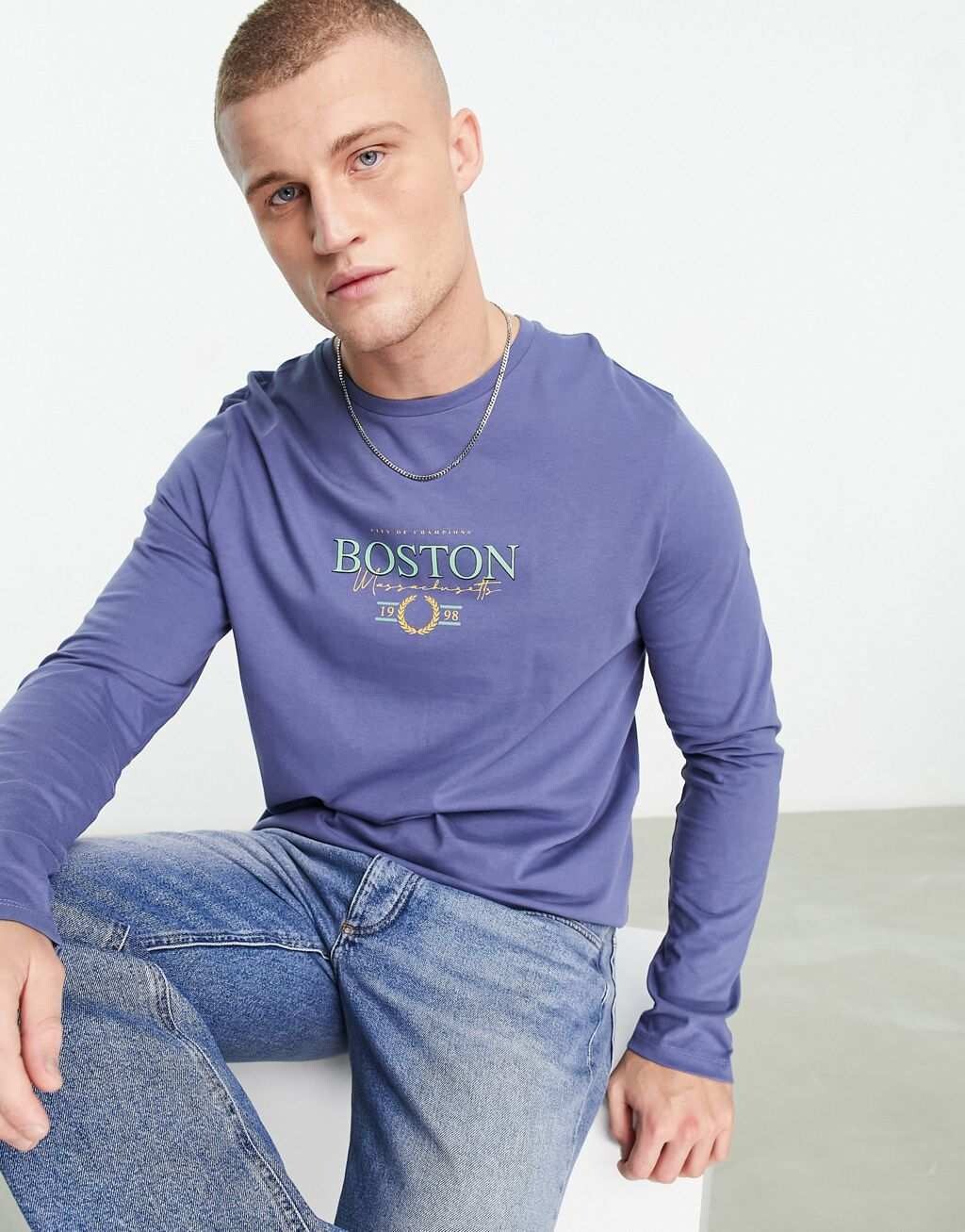 

Темно-синяя футболка с длинными рукавами и бостонским принтом ASOS DESIGN, Синий