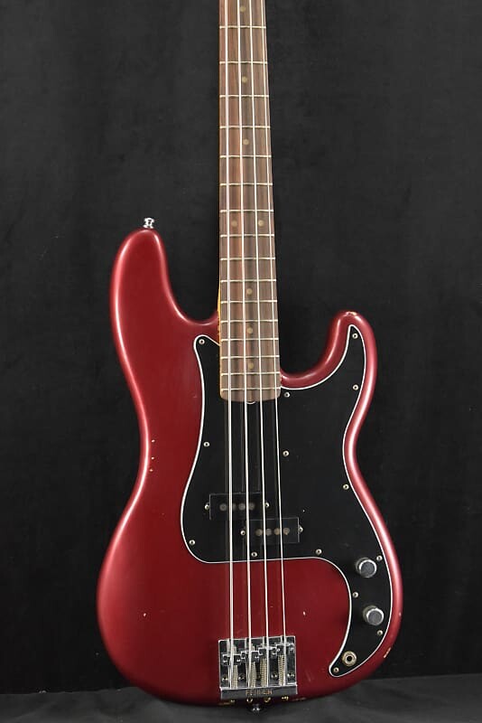 

Басс гитара Fender Nate Mendel P Bass Candy Apple Red Rosewood Fingerboard
