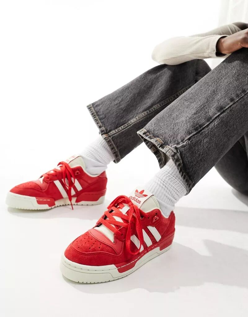 

Красные и кремовые кроссовки adidas Originals Rivalry Low