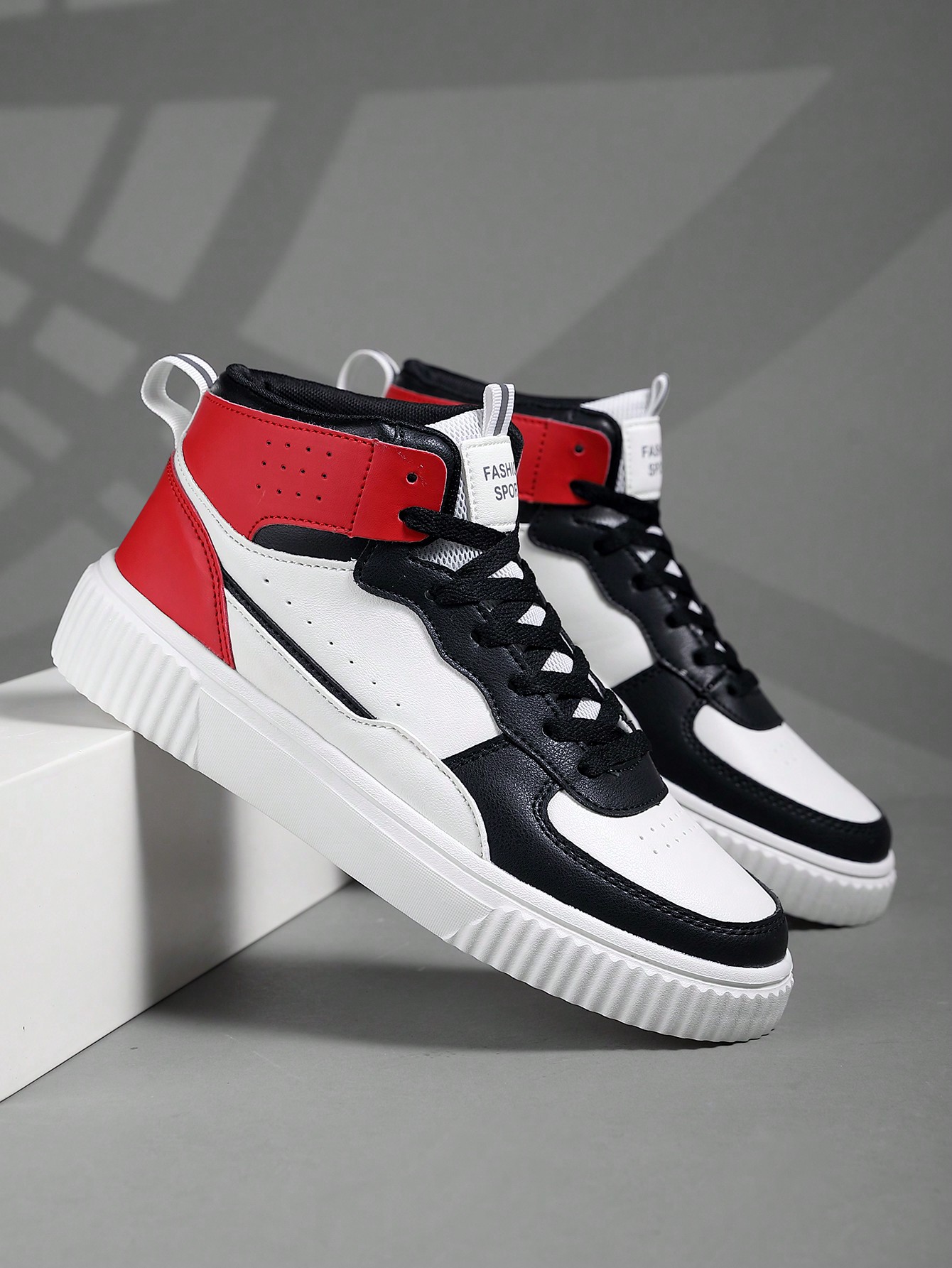 цена Мужская обувь: повседневные кроссовки с цветными блоками, красный и белый