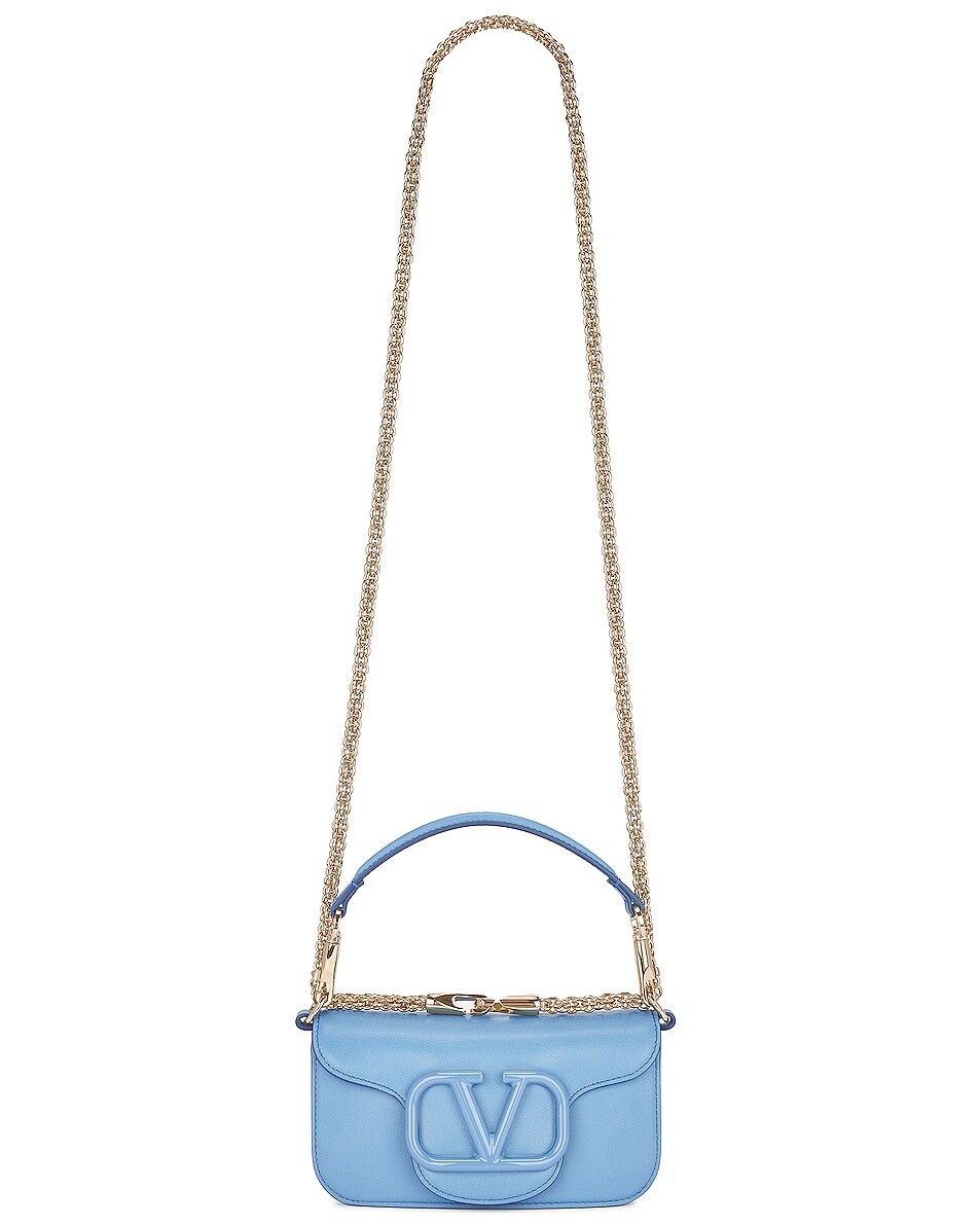

Сумка кросс-боди Valentino Garavani Small Loco Shoulder, цвет Denim