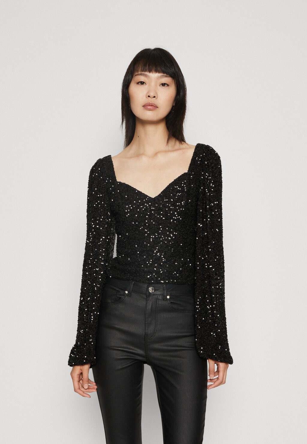

Футболка с длинным рукавом SEQUIN Gina Tricot, черная