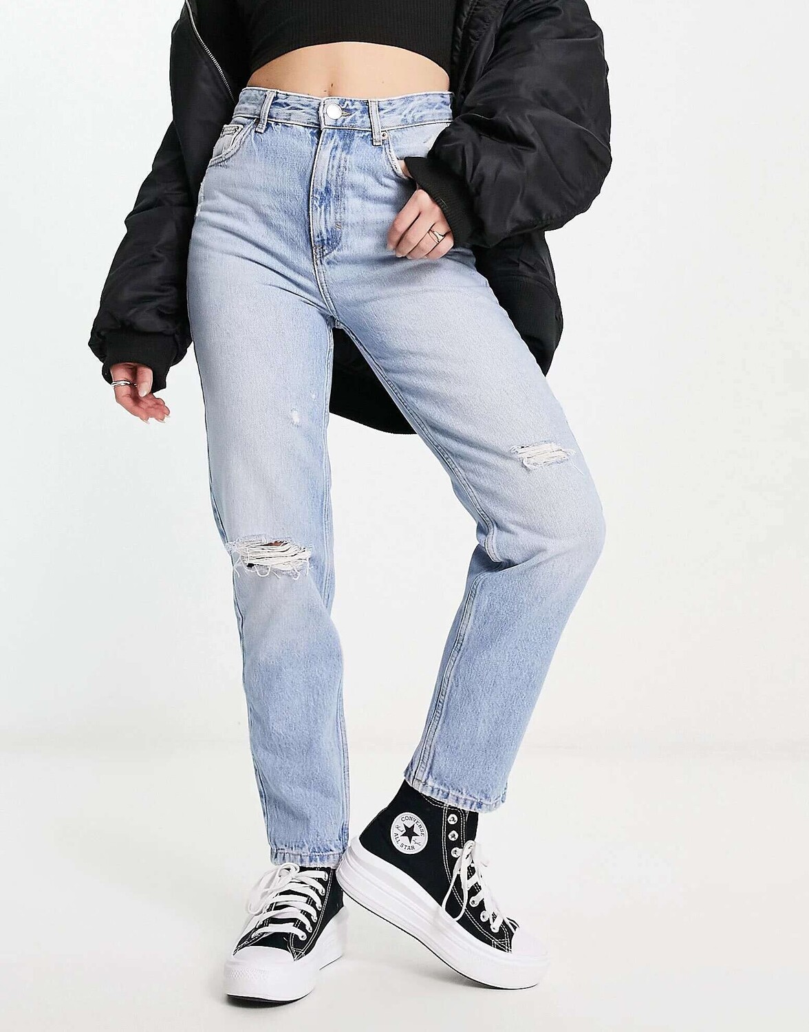 

Синие джинсы с завышенной талией и рваными краями Pull&Bear