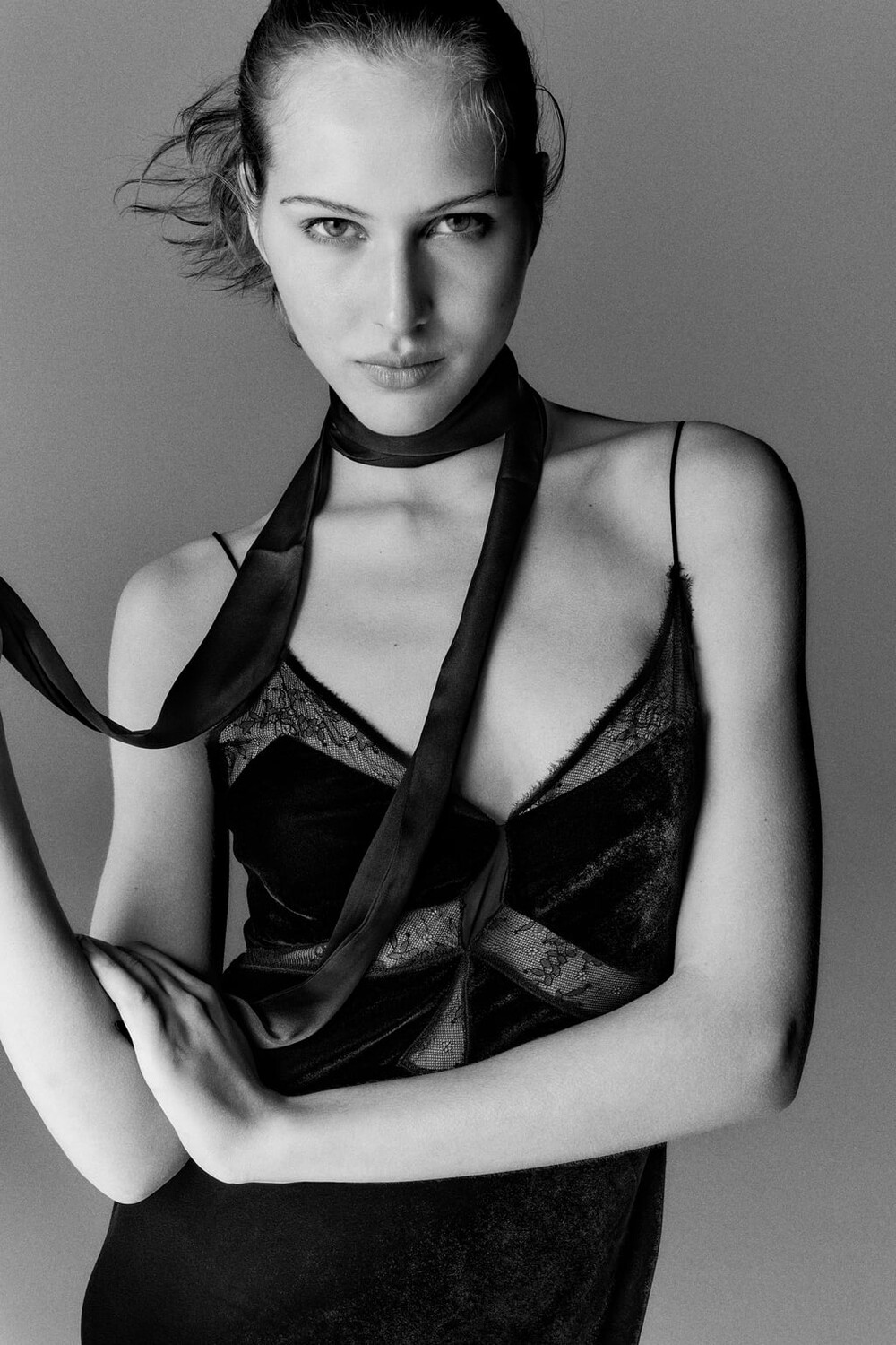

Кружевное бархатное платье ZARA, черный