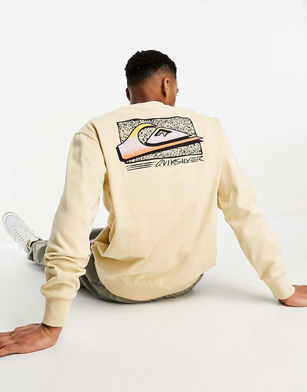 

Персиковый свитер с круглым вырезом и неоновым узором Quiksilver