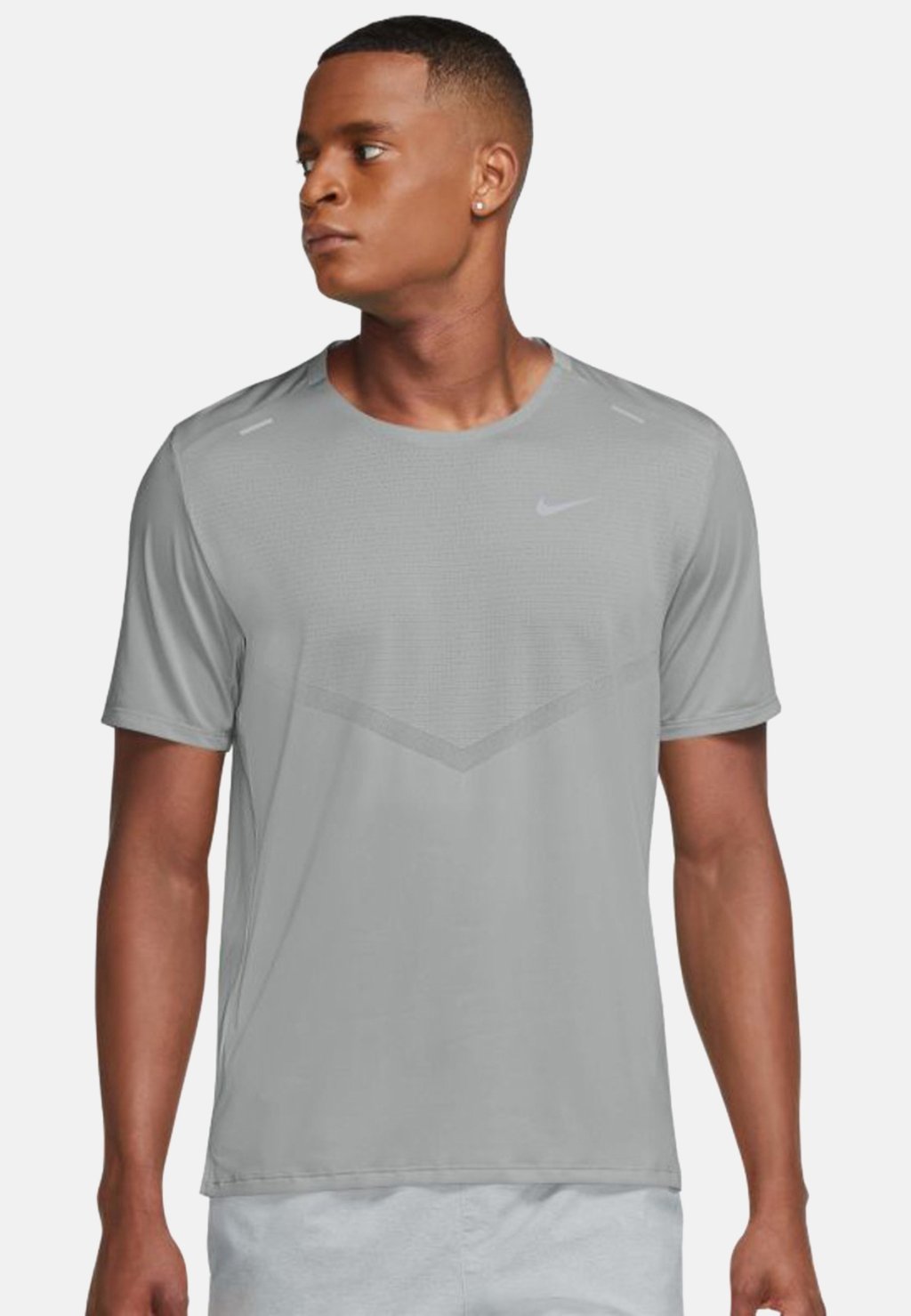 Футболка базовая Nike Sportswear, цвет smoke grey reflective silv