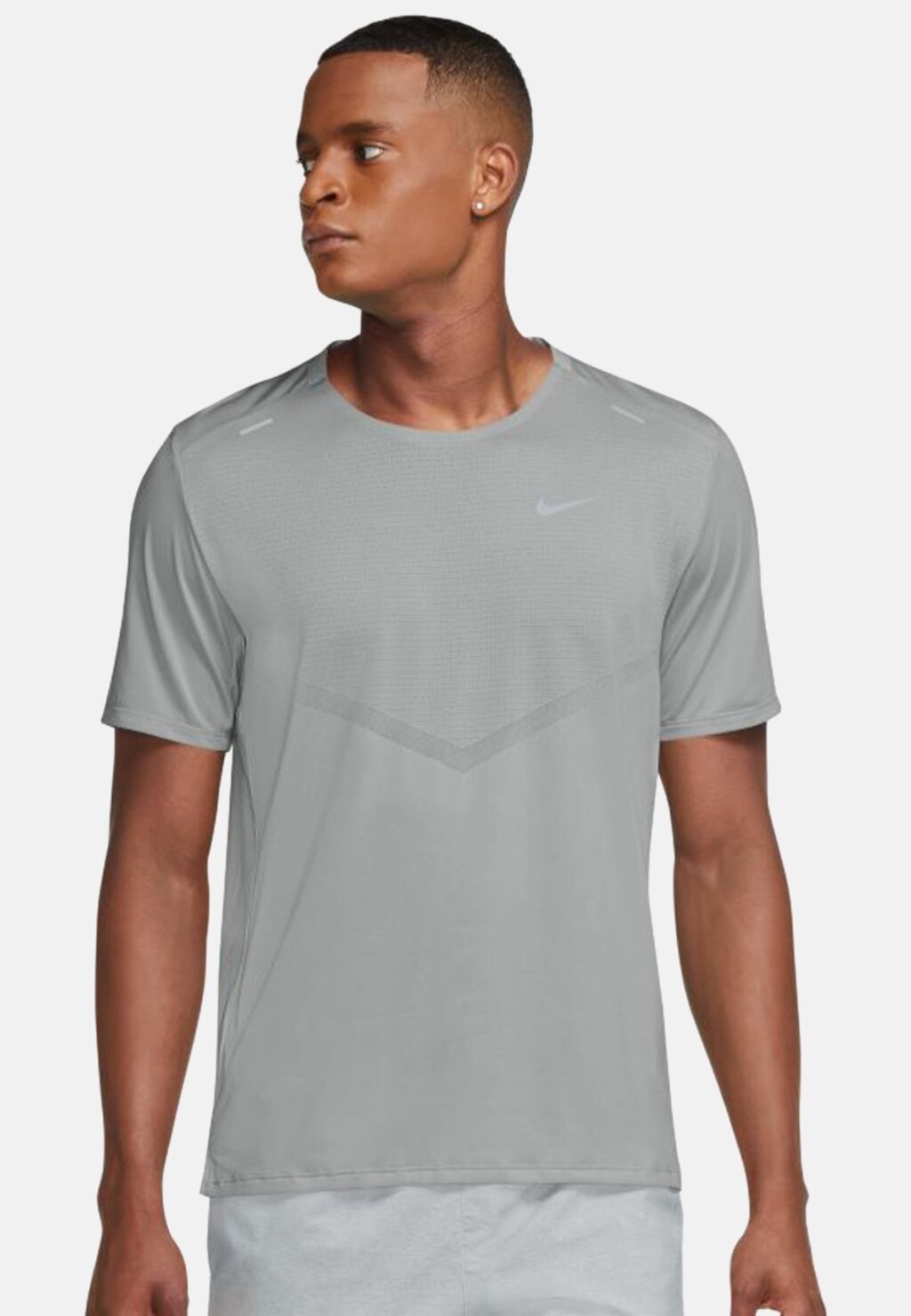 

Футболка базовая Nike Sportswear, цвет smoke grey reflective silv