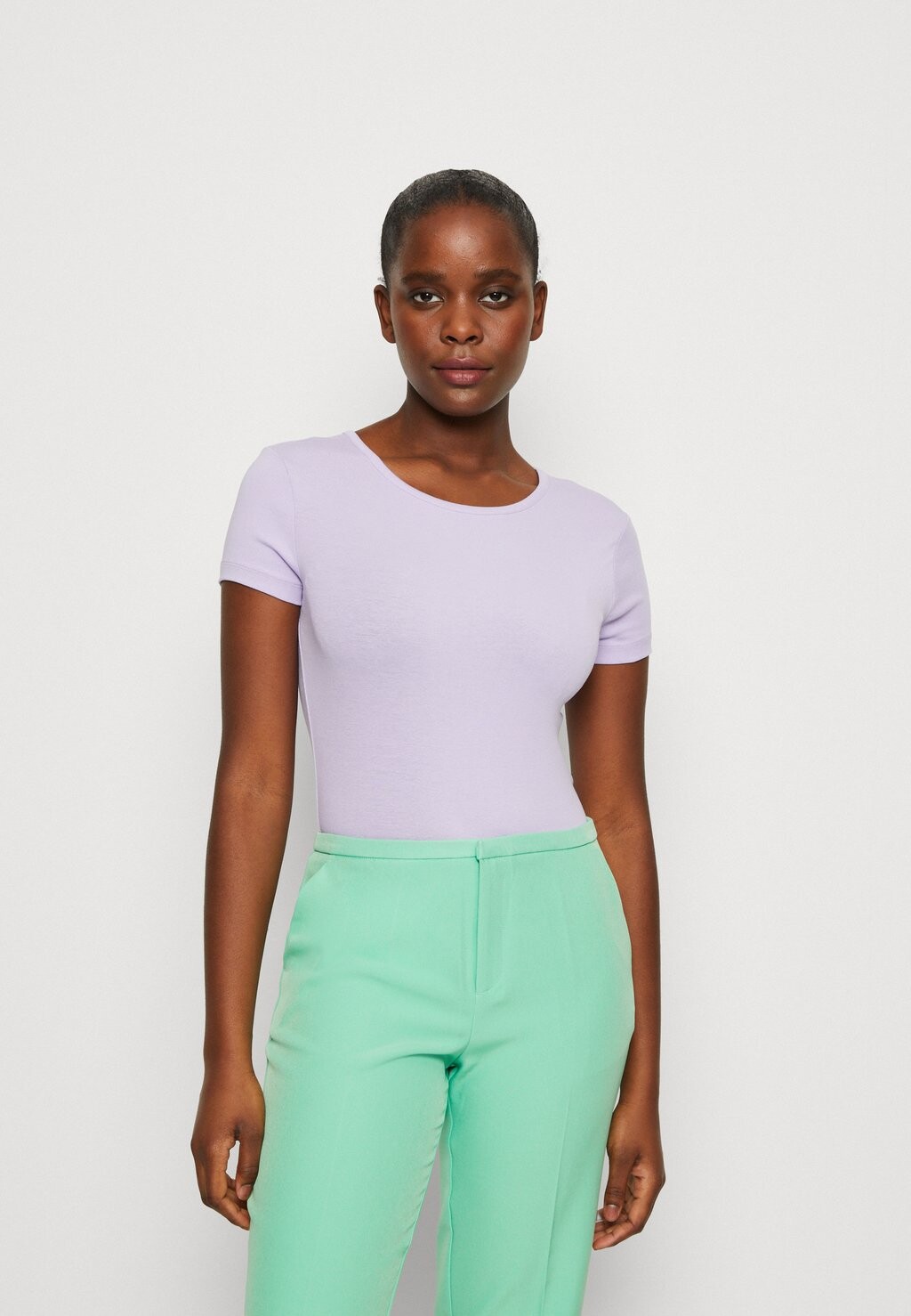

Базовая футболка Gina Tricot