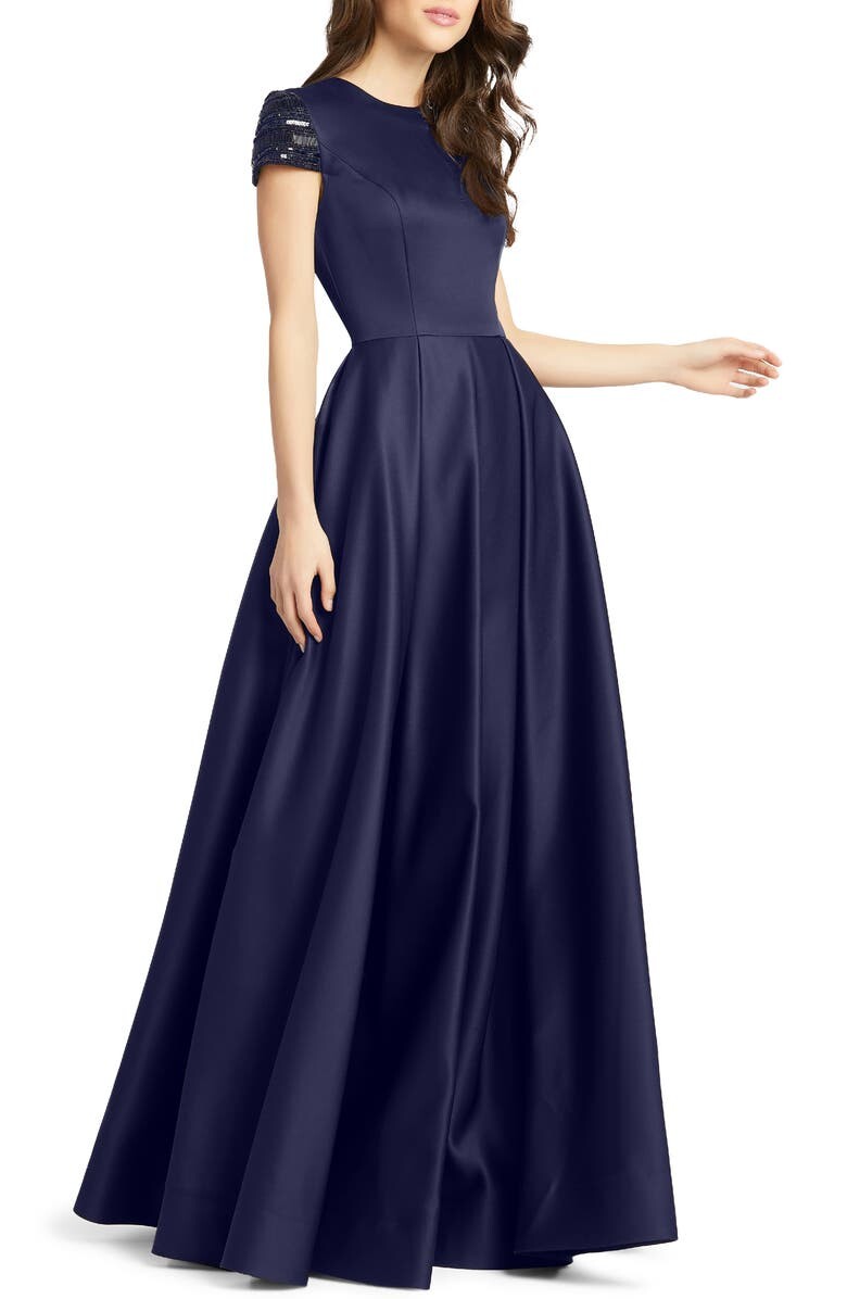

Атласное бальное платье с короткими рукавами и бисером MAC DUGGAL