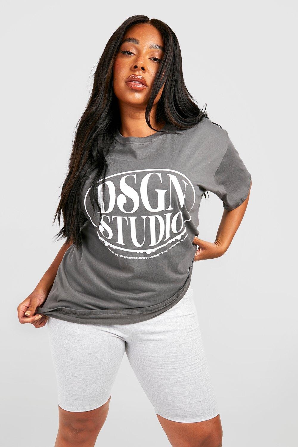 

Футболка оверсайз с принтом на груди plus dsgn studio Boohoo, угольный