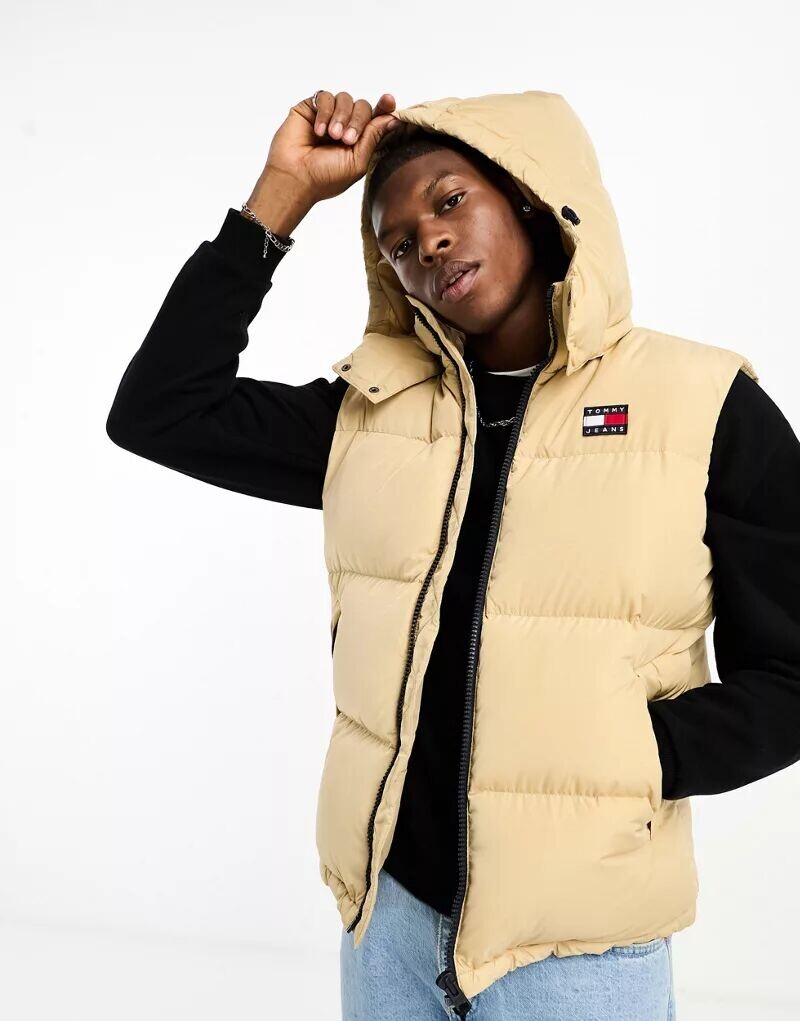 

Утепленный жилет Tommy Jeans Alaska песочно-бежевого цвета