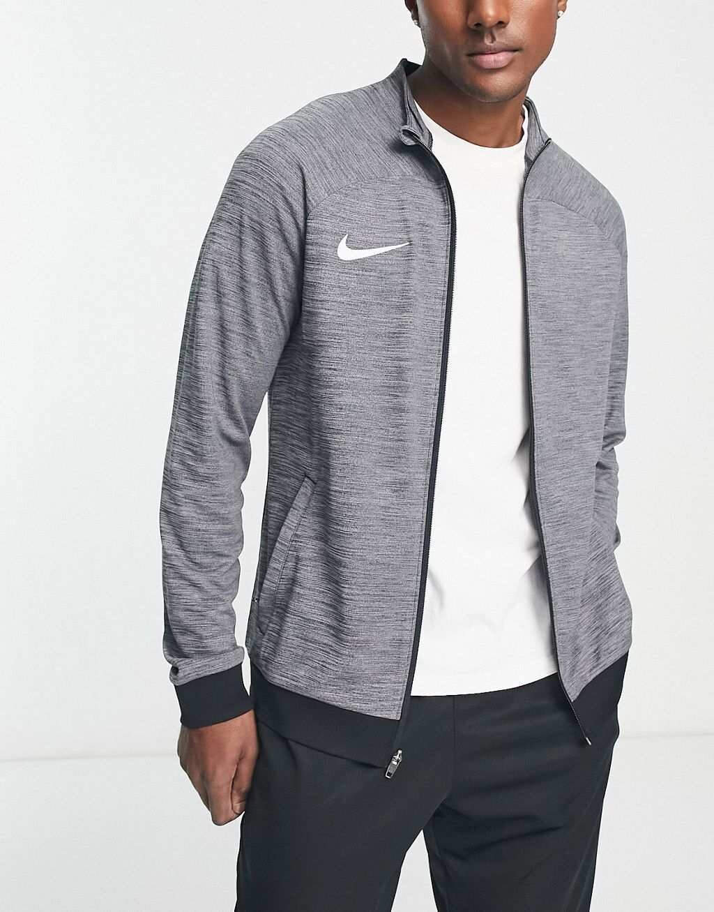 

Черно-серая спортивная куртка Nike Football Academy