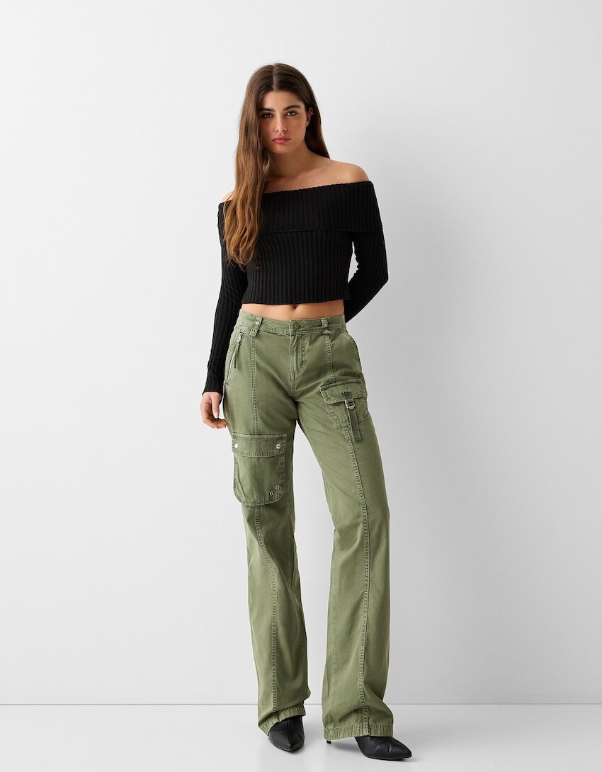 

Хлопковые брюки-карго с заниженной талией и тесьмой Bershka, хаки