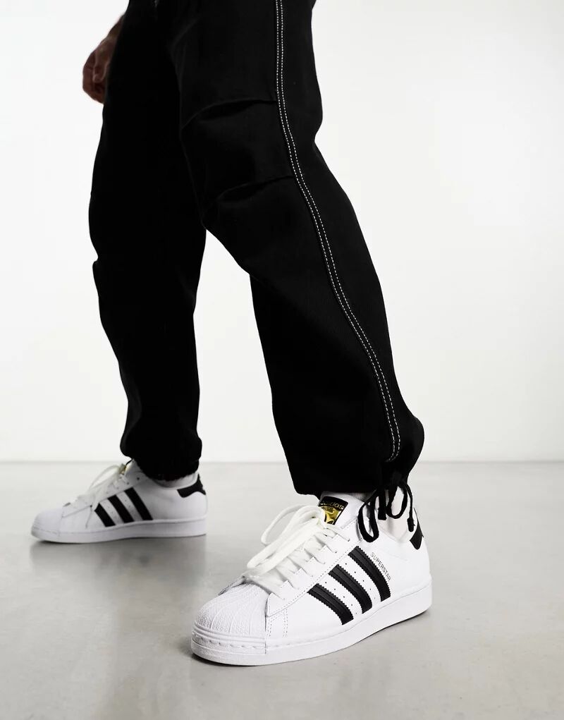 цена Черно-белые кроссовки adidas Originals Superstar