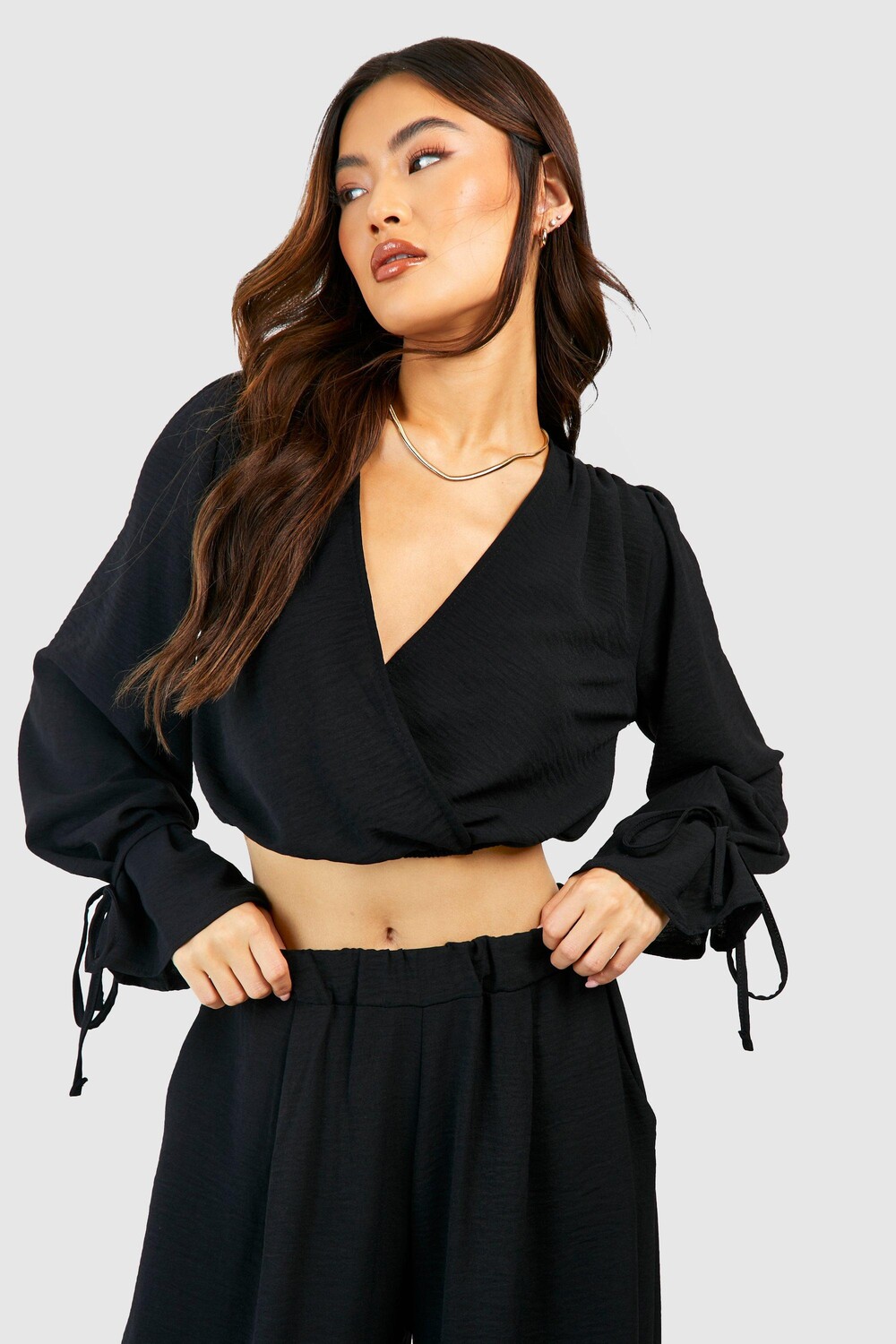 

Блузка с запахом на манжетах передней части Boohoo, черный