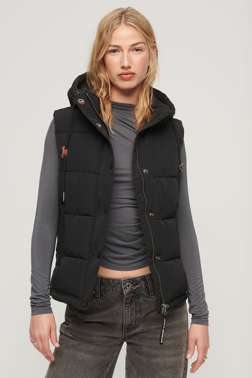 

Жилет пуховик с капюшоном Everest Superdry, черный