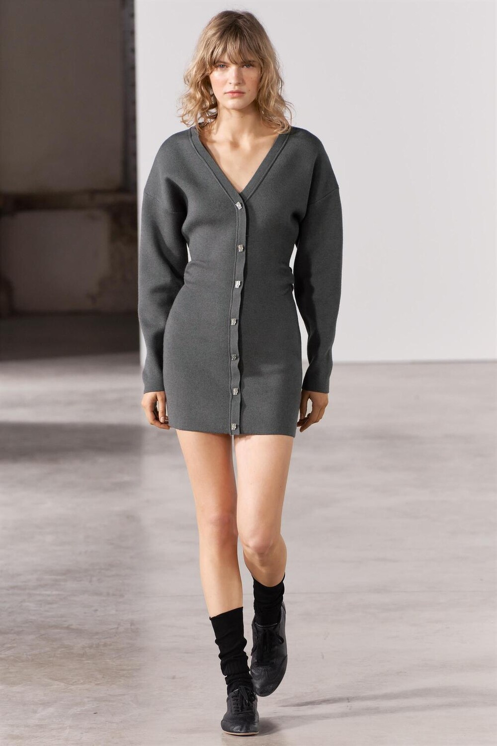 

Вязанный кардиган со собранной талияю ZARA, серый