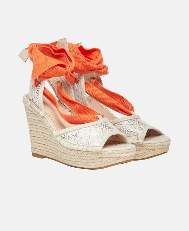 

Босоножки на танкетке Guess, бежевый