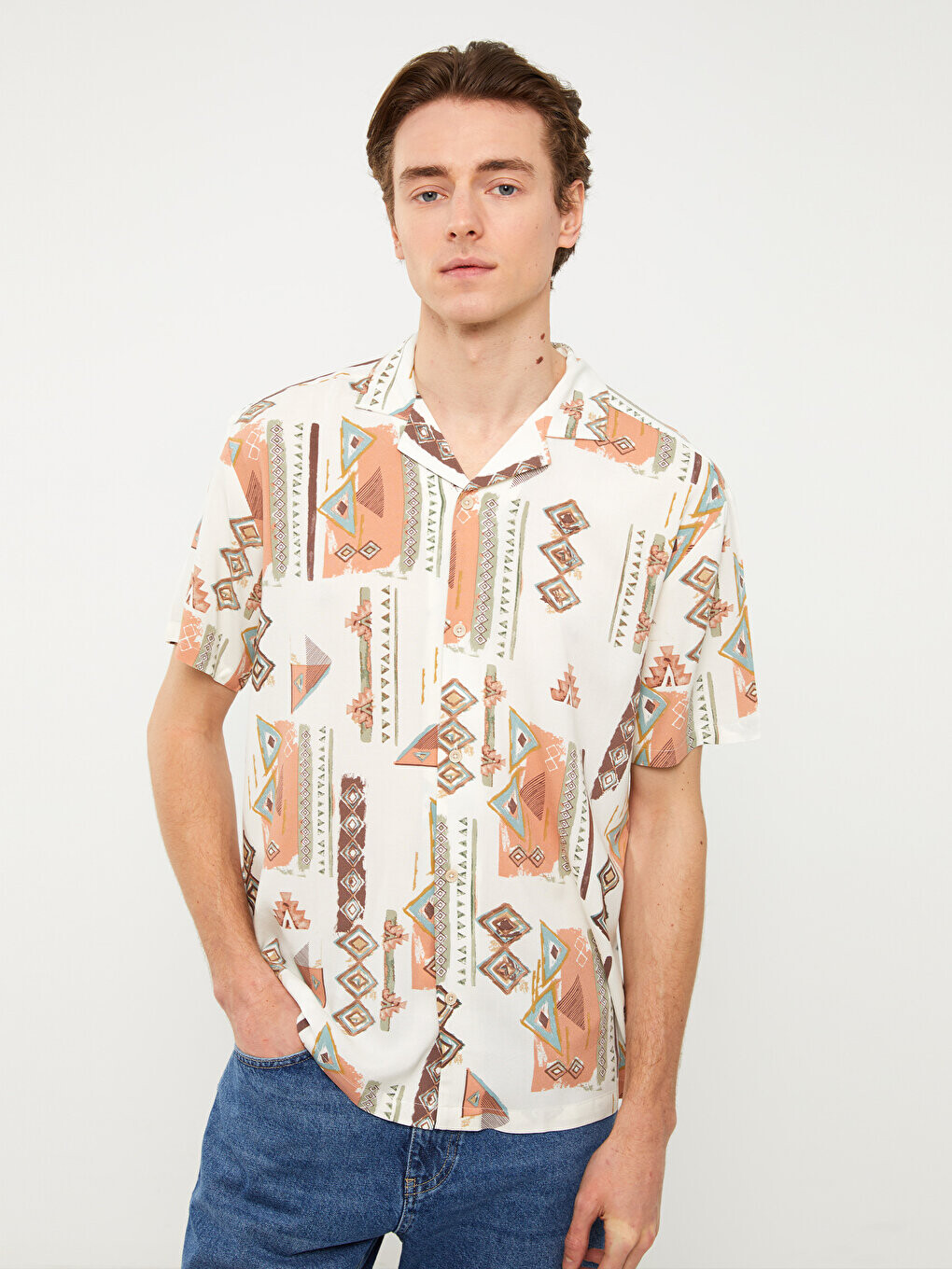 

Мужская рубашка из вискозы стандартного кроя с коротким рукавом и рисунком LCW Casual, смешанный принт