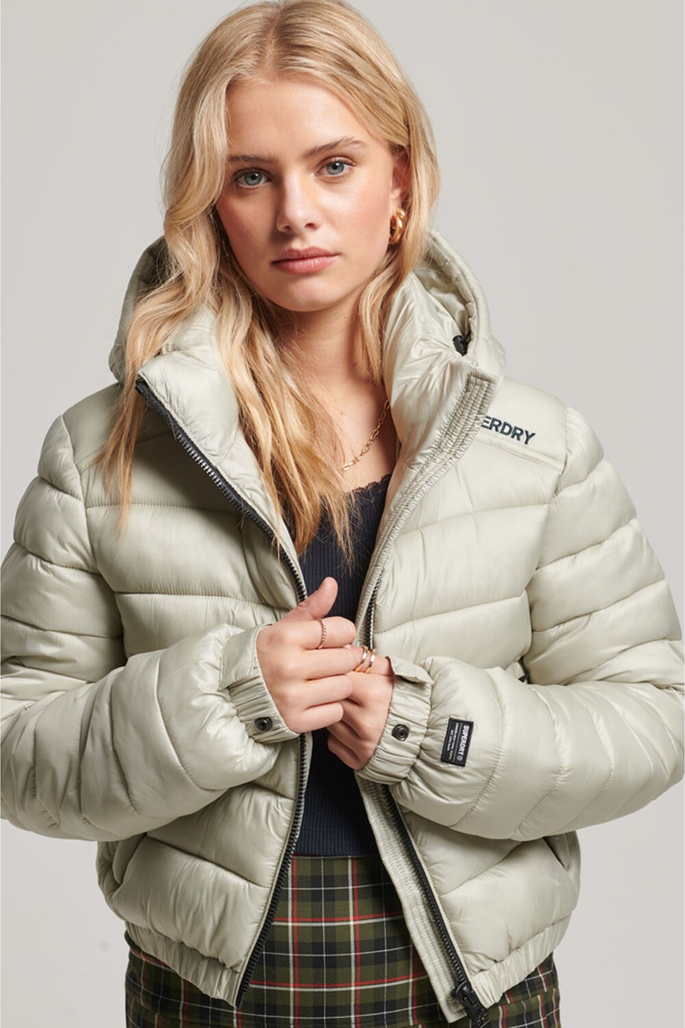 

Легкая утепленная спортивная куртка короткого кроя Superdry, серый