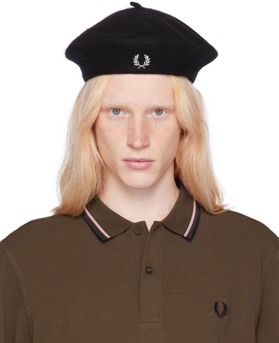 

Черный берет с вышивкой Fred Perry