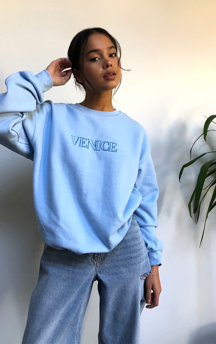 

PrettyLittleThing Синий свитшот с вышивкой "Венеция"
