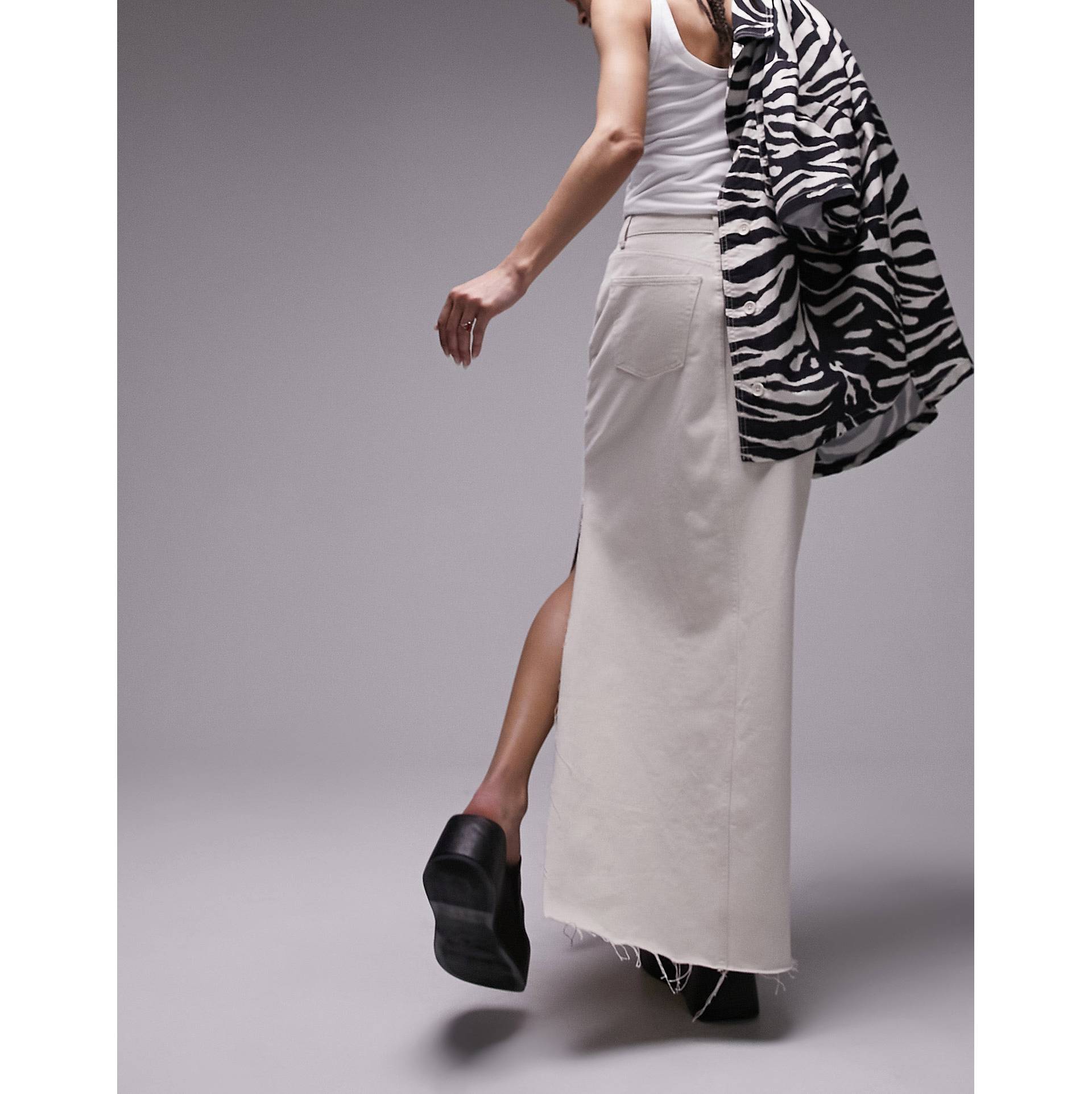 Джинсовая макси-юбка Topshop с разрезом на бедрах цвета экрю черная юбка макси с разрезом на бедрах 4th