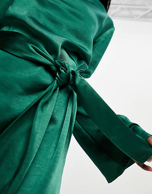 цена Изумрудно-зеленое атласное платье мини с завязкой на талии Pretty Lavish Jayda