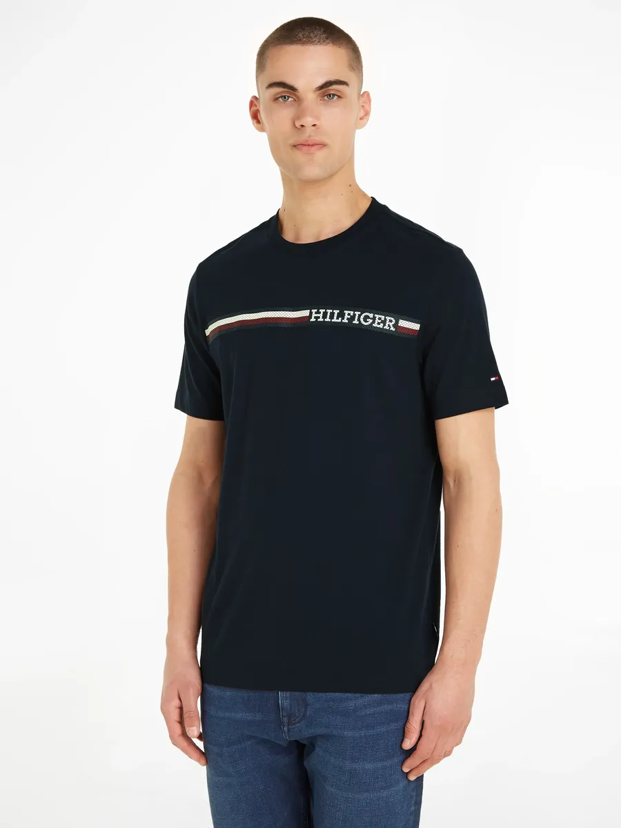 

Футболка Tommy Hilfiger "MONOTYPE CHEST STRIPE TEE" с логотипом бренда, цвет Desert Sky