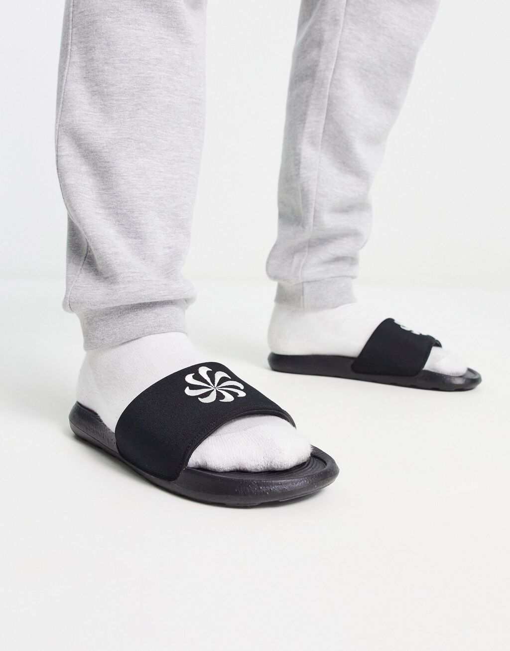

Черные шлепанцы с логотипом Nike Victori One