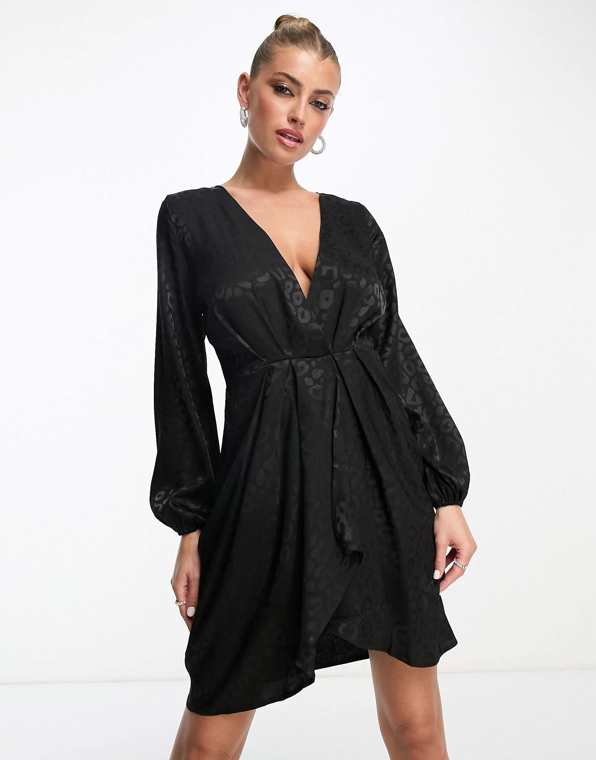 цена Черное атласное мини-платье с длинными рукавами Vesper