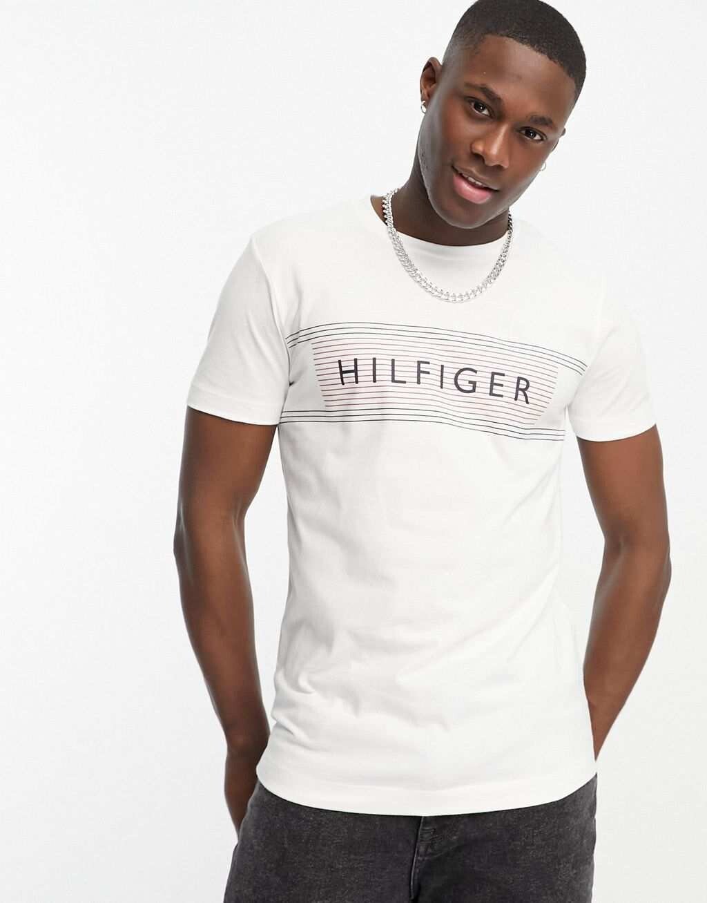 

Белая футболка с полосками на груди и логотипом Tommy Hilfiger