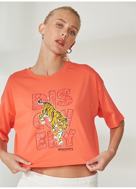 Оранжевая женская футболка оверсайз с круглым вырезом и коротким рукавом с принтом Discovery Expedition футболка женская оверсайз с круглым вырезом коротким рукавом и принтом медведя