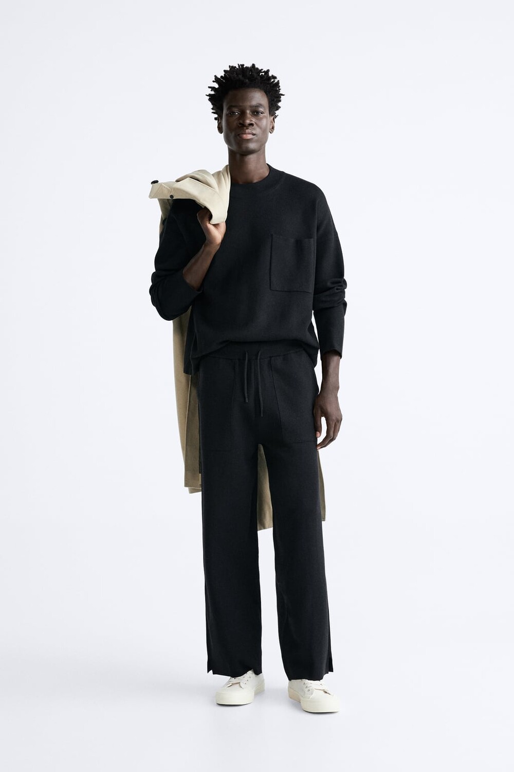 

Свитер с вырезом и карманом ZARA, черный