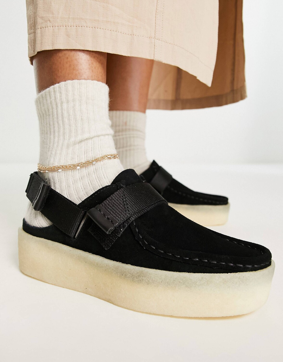

Черные замшевые сандалии с ремешком на пятке Clarks Originals Wallabee cupsole