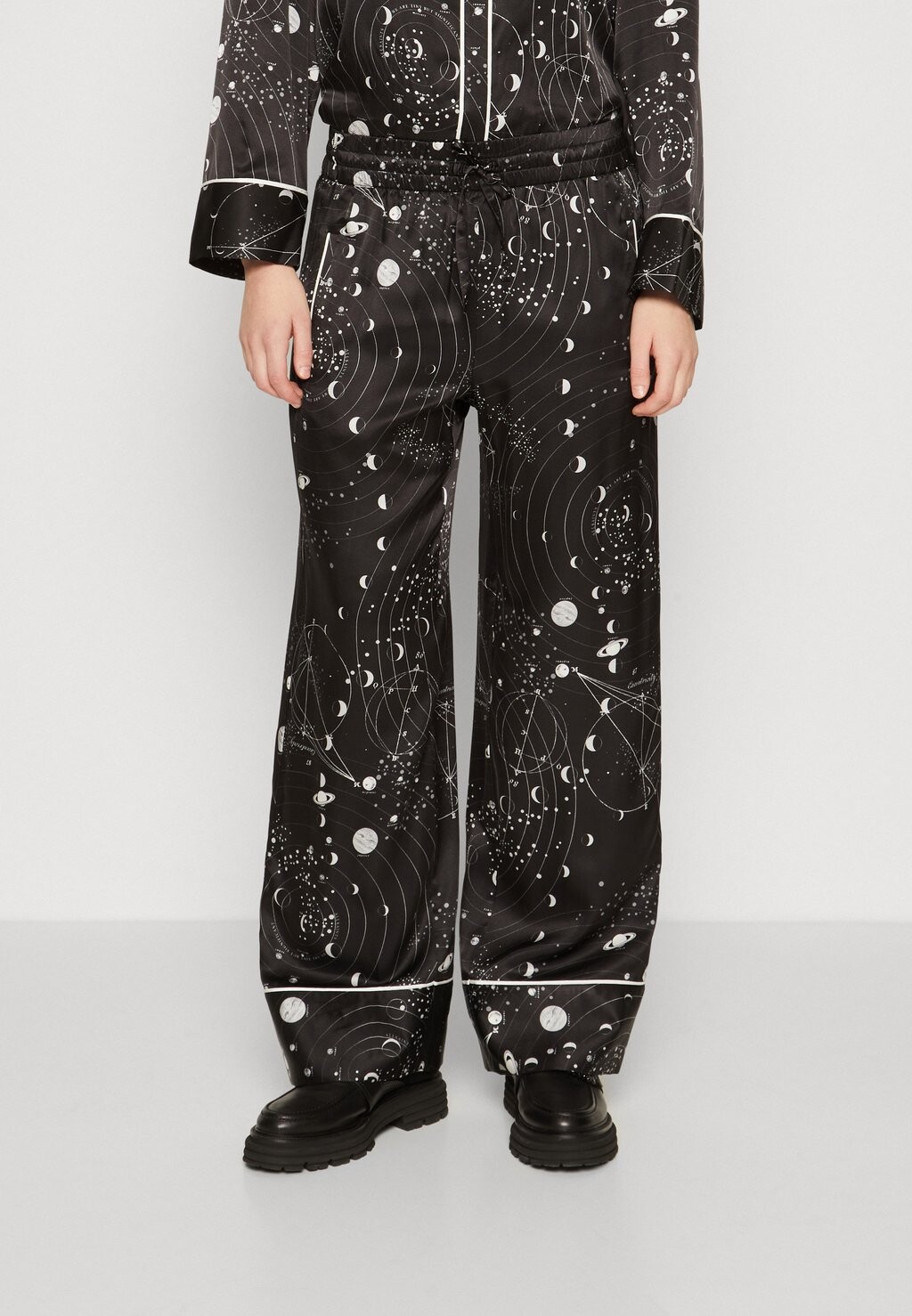

Брюки AllSaints SOFI SCREEN TROUSER, черный