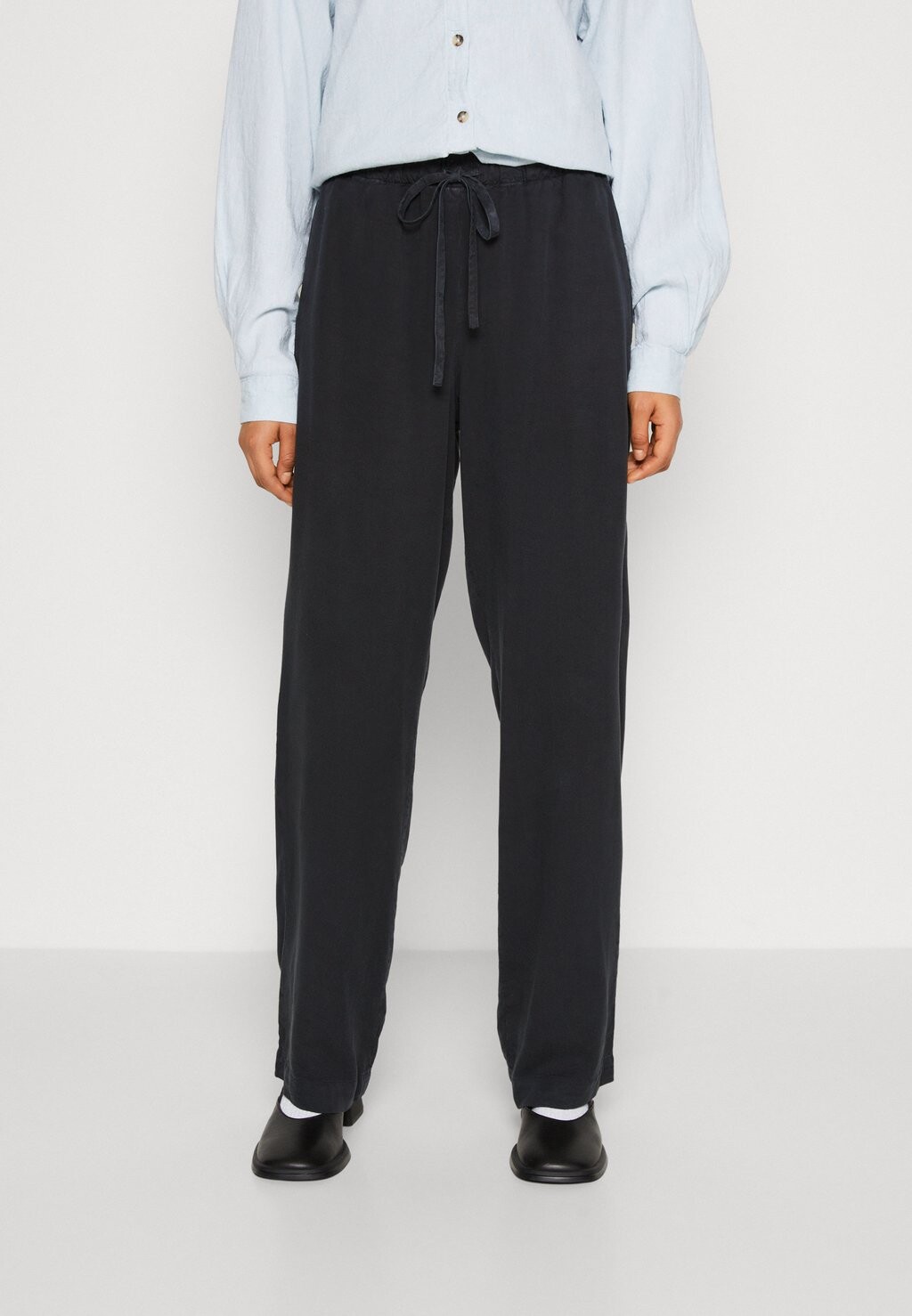 

Брюки TROUSERS Samsøe Samsøe, цвет washed black